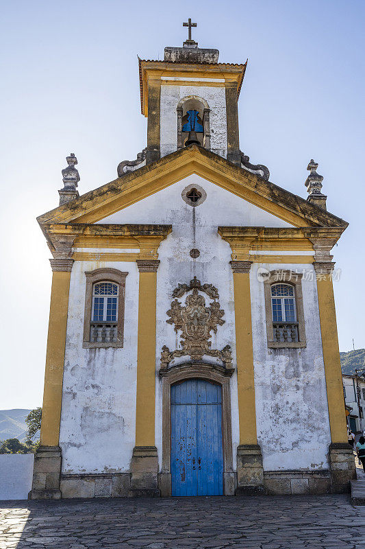 Nossa Senhora das Merces教堂的立面是一座巴洛克风格的天主教堂，位于巴西米纳斯吉拉斯州的欧鲁普雷图。